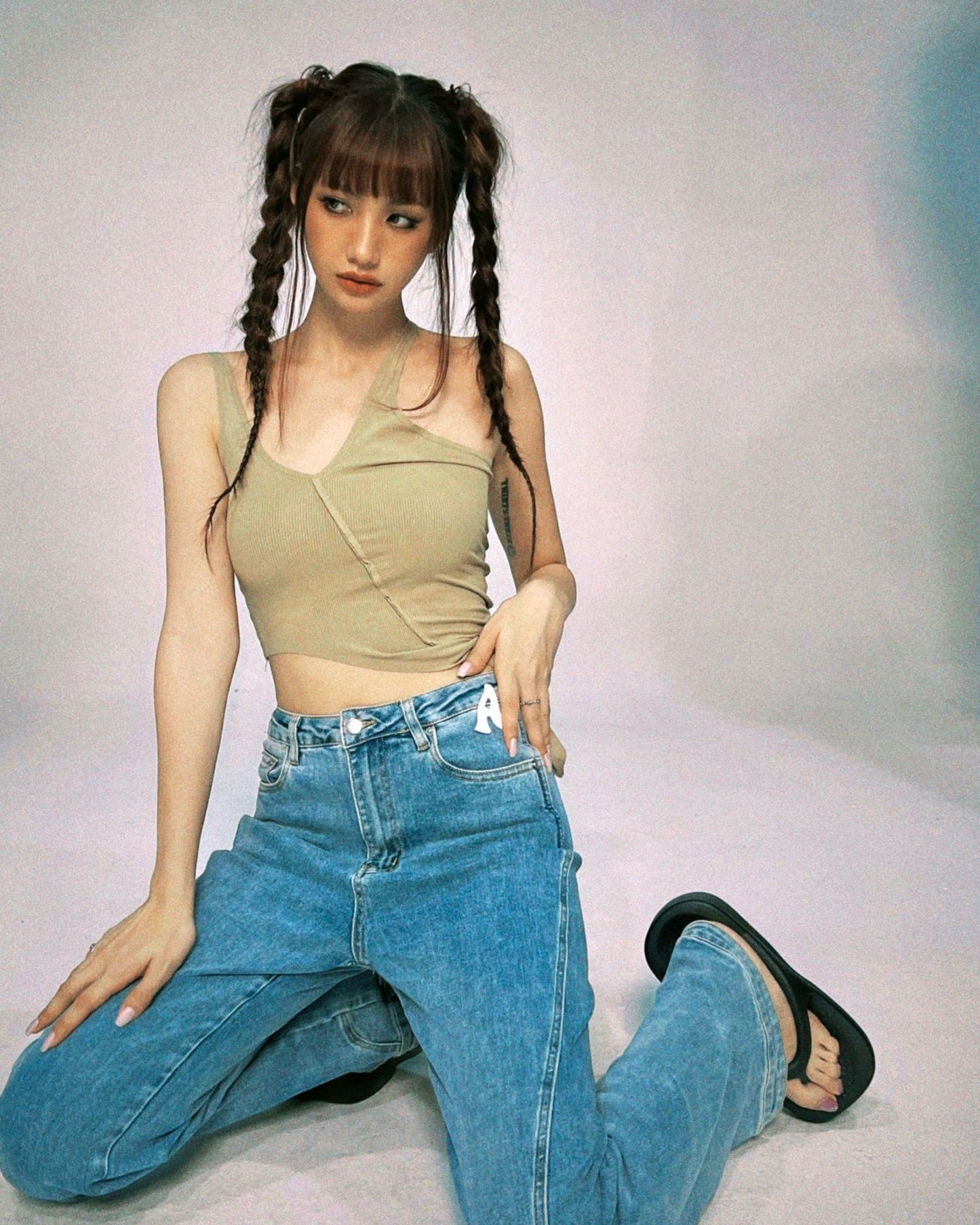 ICE BLUE ZIP BOOT CUT DENIM