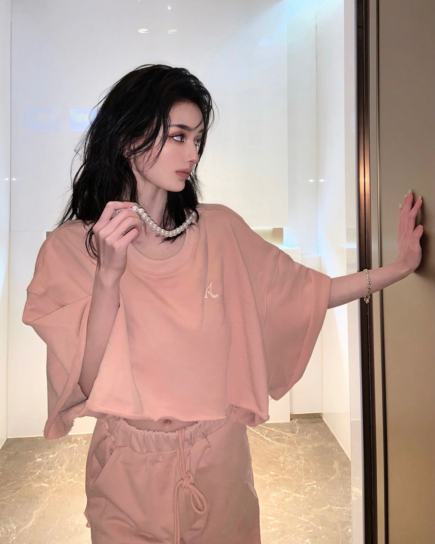 PEARL NECKLACE CROPPED SWEAT SHORTS SET UP