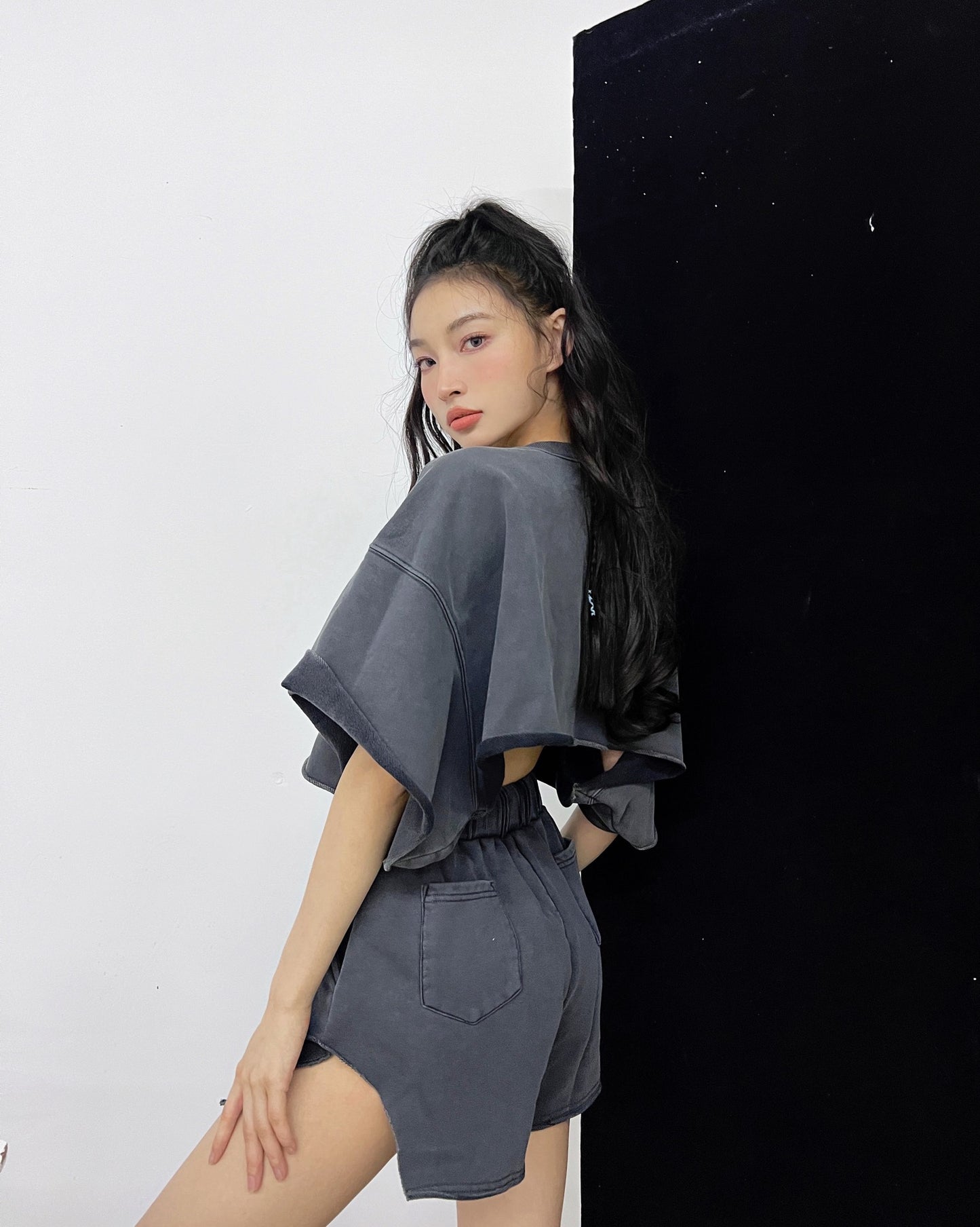 PEARL NECKLACE CROPPED SWEAT SHORTS SET UP