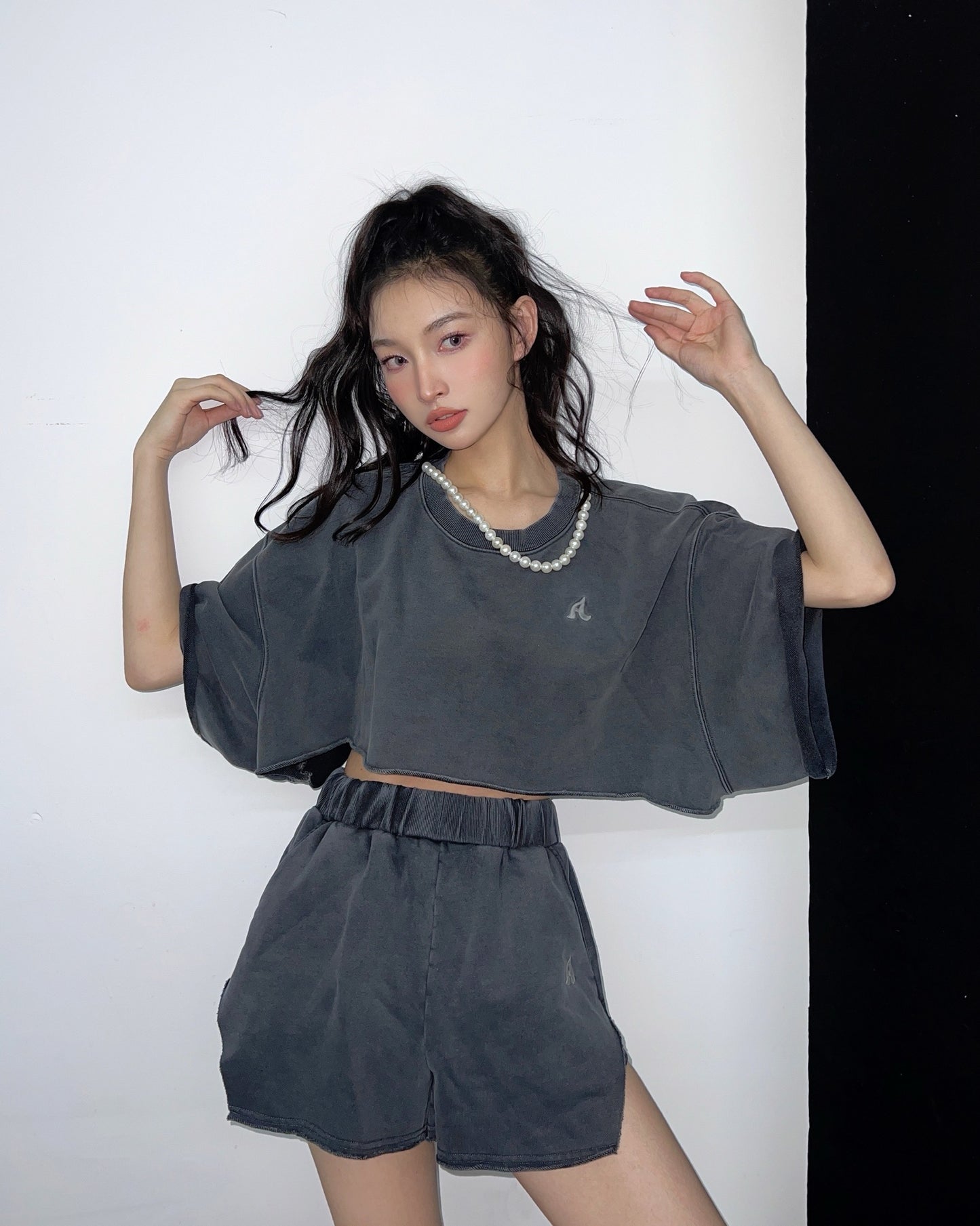 PEARL NECKLACE CROPPED SWEAT SHORTS SET UP