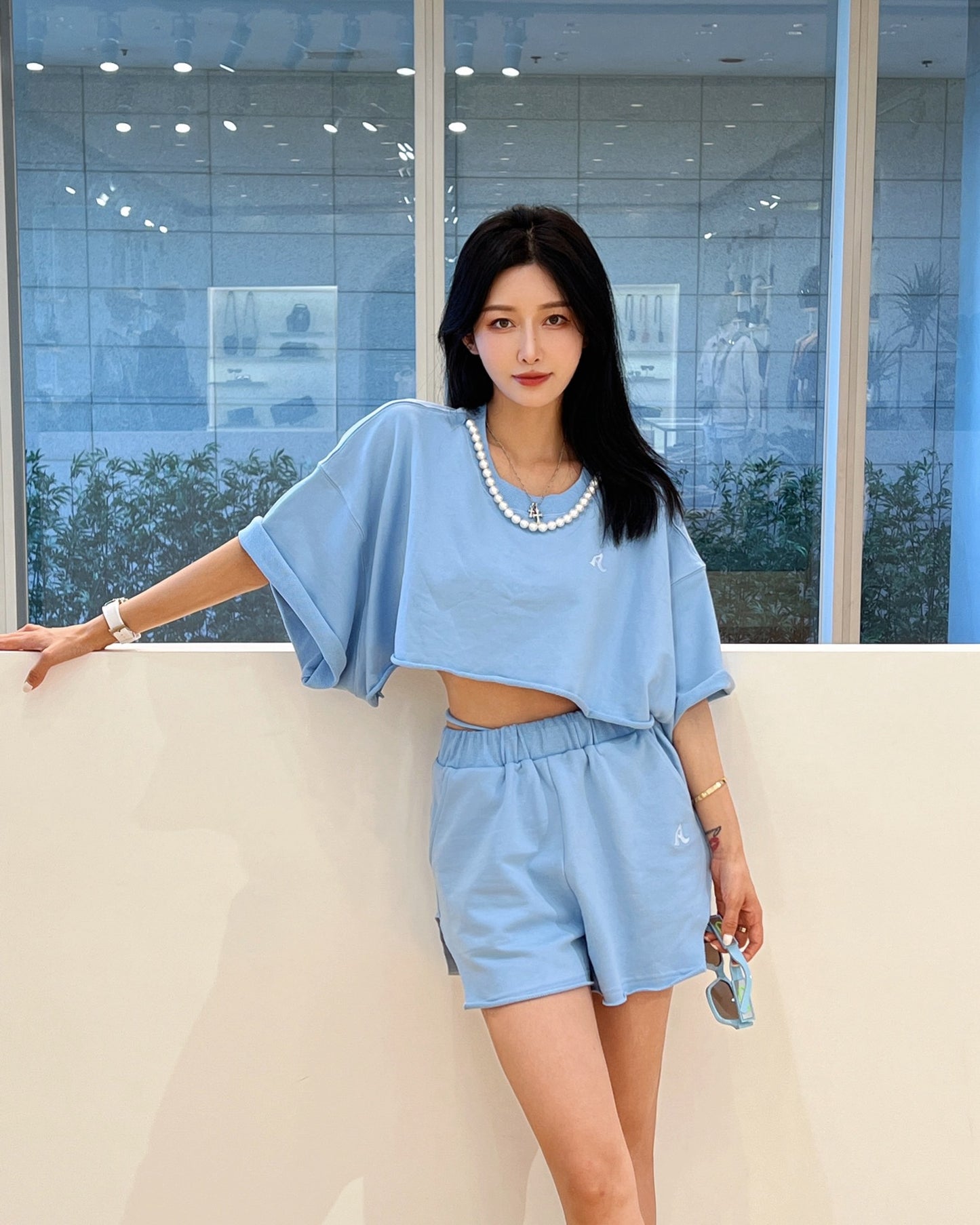 PEARL NECKLACE CROPPED SWEAT SHORTS SET UP