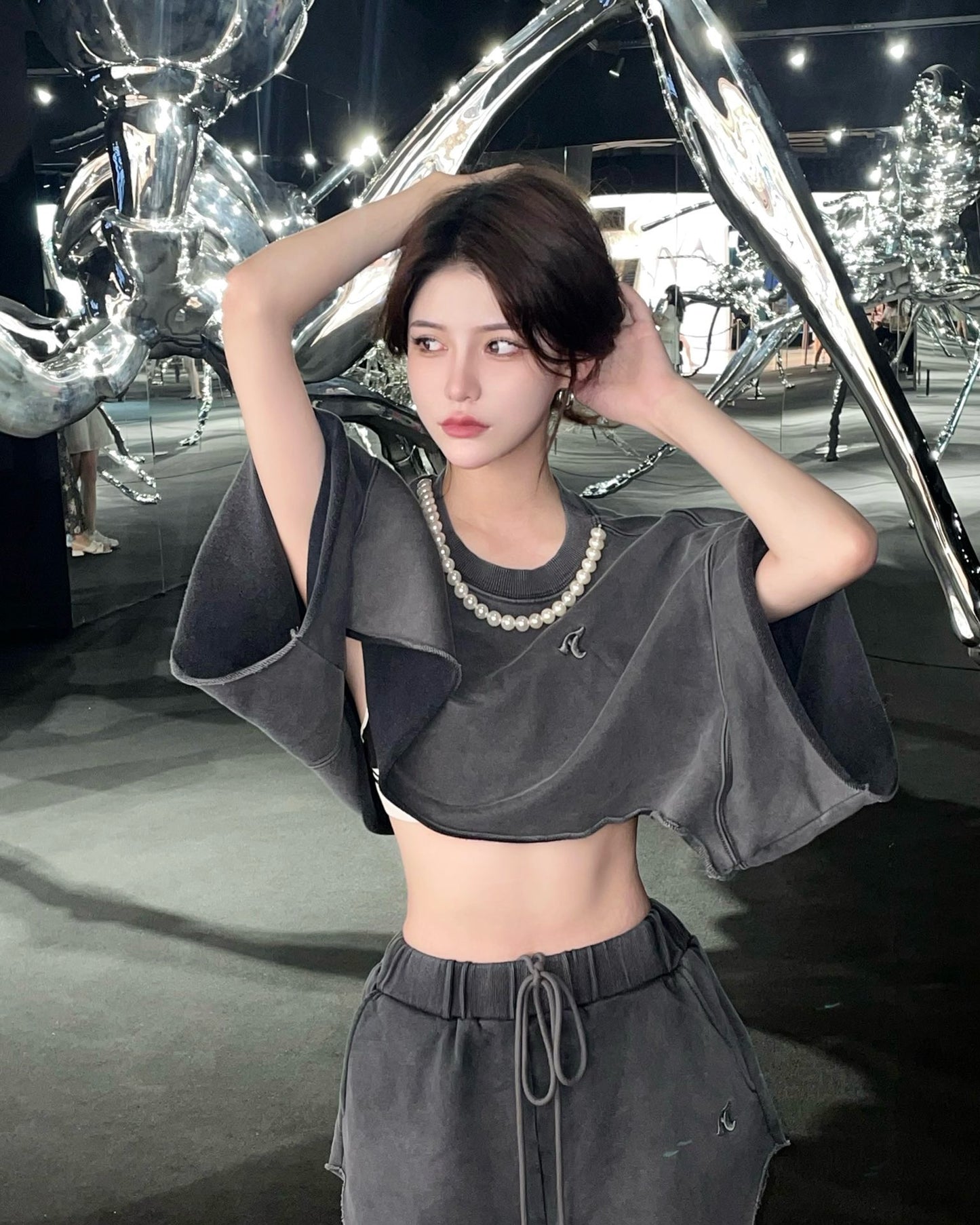 PEARL NECKLACE CROPPED SWEAT SHORTS SET UP