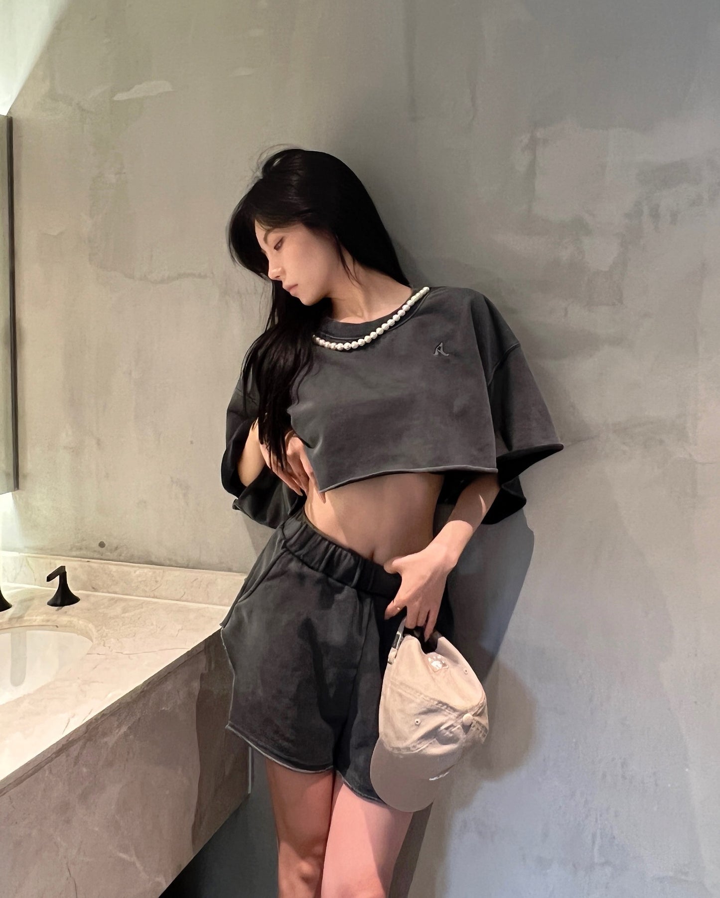PEARL NECKLACE CROPPED SWEAT SHORTS SET UP