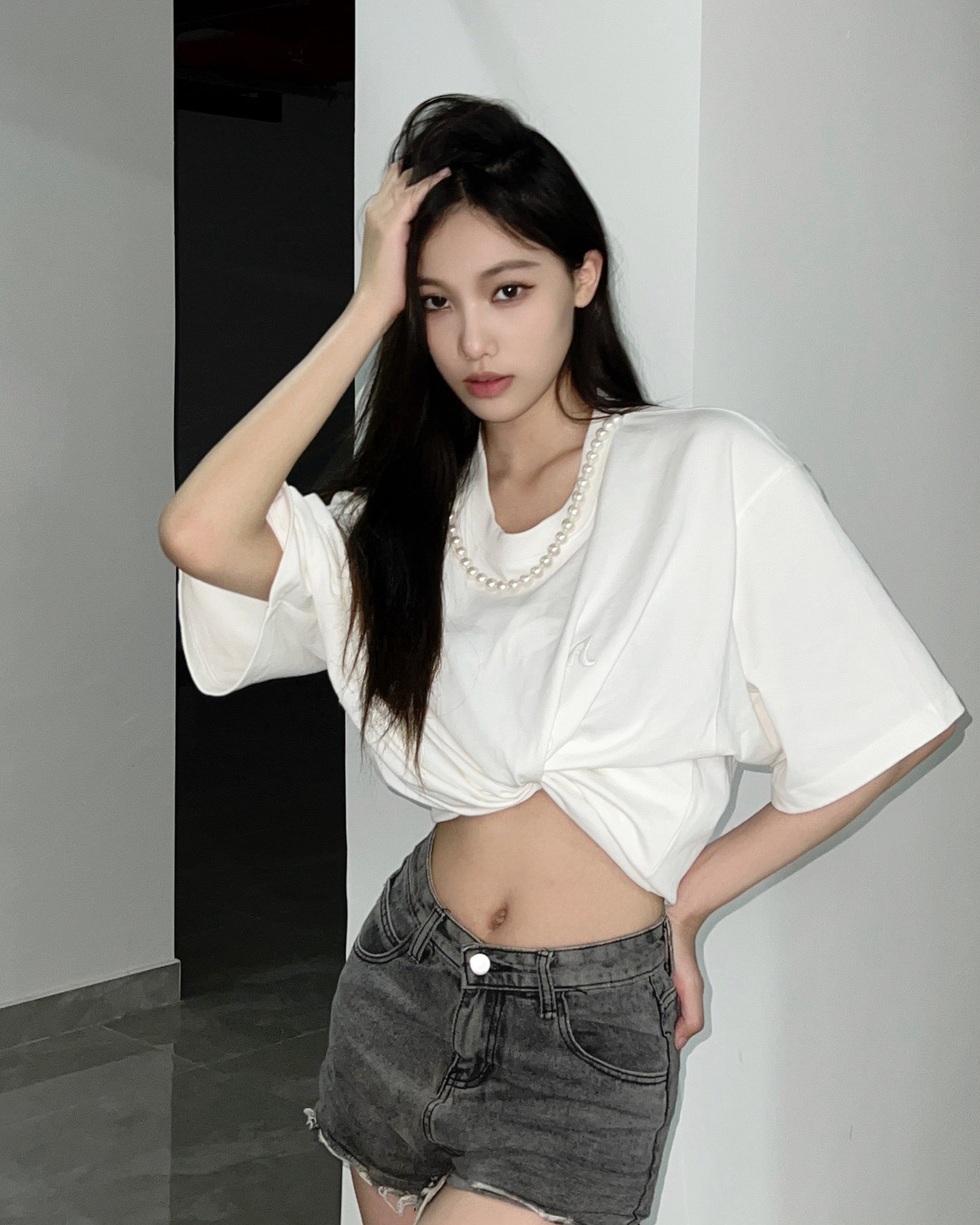 PEARL NECKLACE WHITE TEE