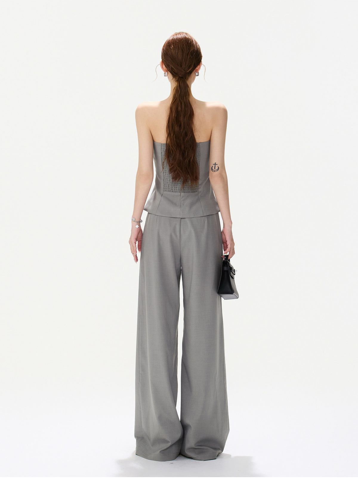 BIBIDO グレー アシンメトリートップス&ワイドパンツ 着用イメージ 10
