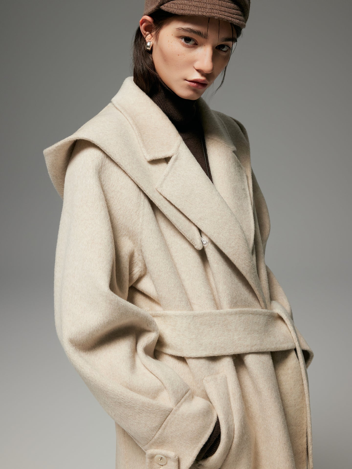 DETACHABLE HOOD DESIGN TWO-PIECE COAT