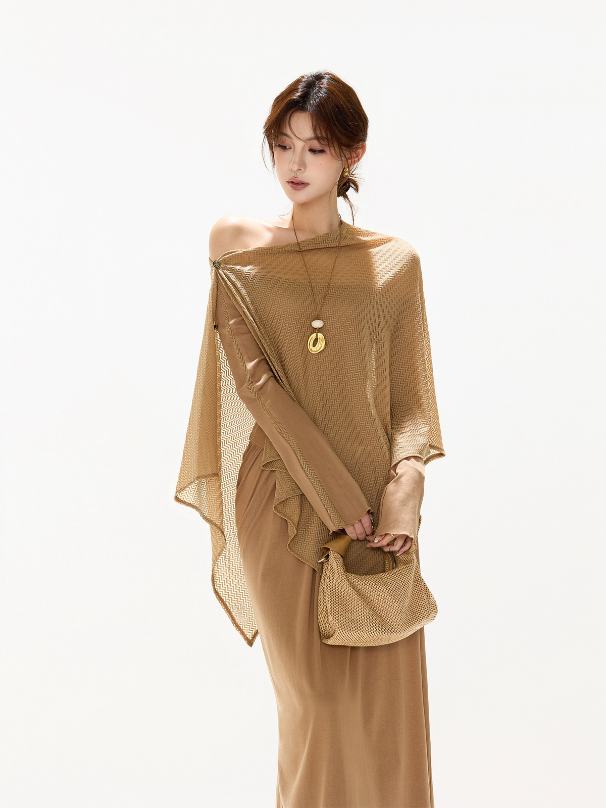 モカブラウンのドレスと透かし編みショールのドレープ