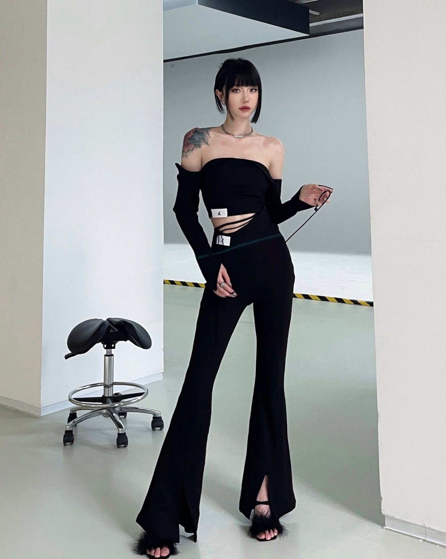 SLIT ELASTIC FLARED PANTS