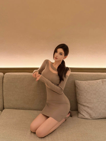 ONE-SHOULDER CUT-OUT KNIT DRESS