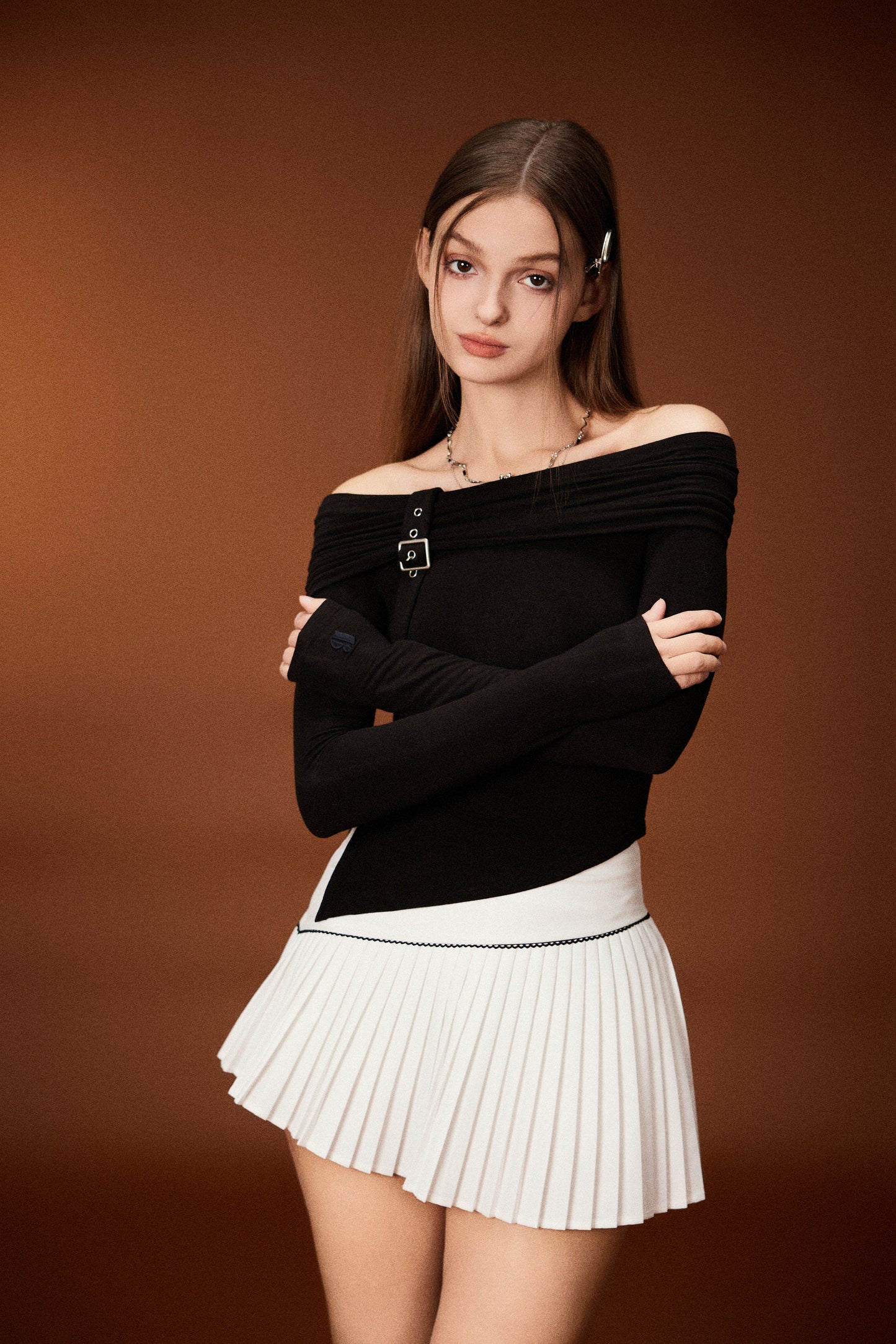 OFF SHOULDER L/S TEE & PLEATED MINI SKIRT