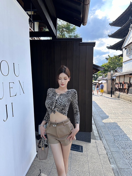 TWISTED LEOPARD PRINT SHIRT & HIGH-WAISTED CONTRAST SHORTS