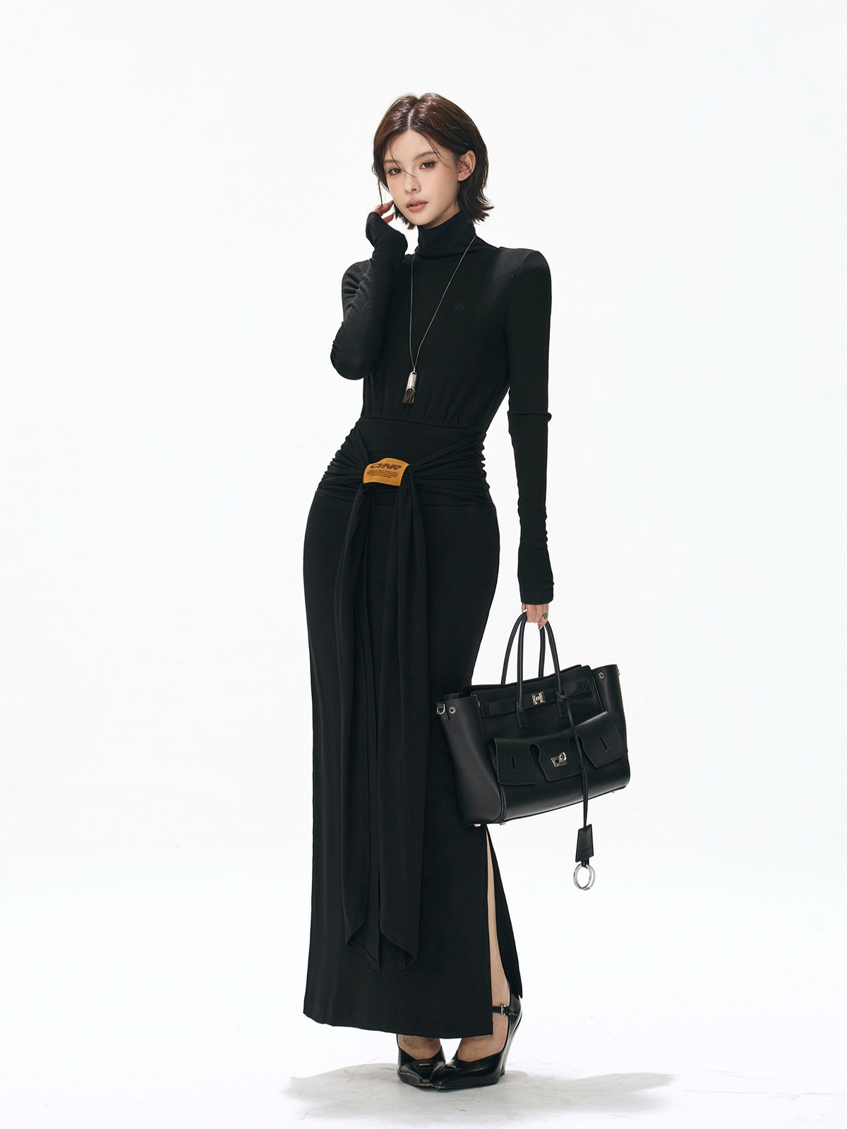 BLACK TURTLENECK DRAPED WAIST KNIT MAXI DRESS ブラック 着用イメージ 5