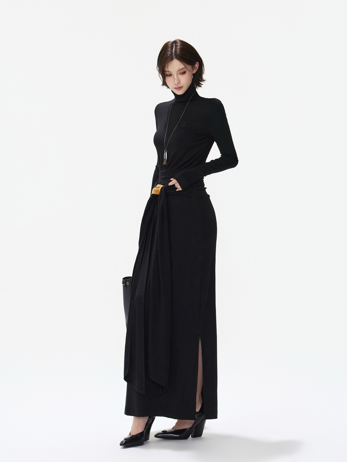 BLACK TURTLENECK DRAPED WAIST KNIT MAXI DRESS ブラック 着用イメージ 2