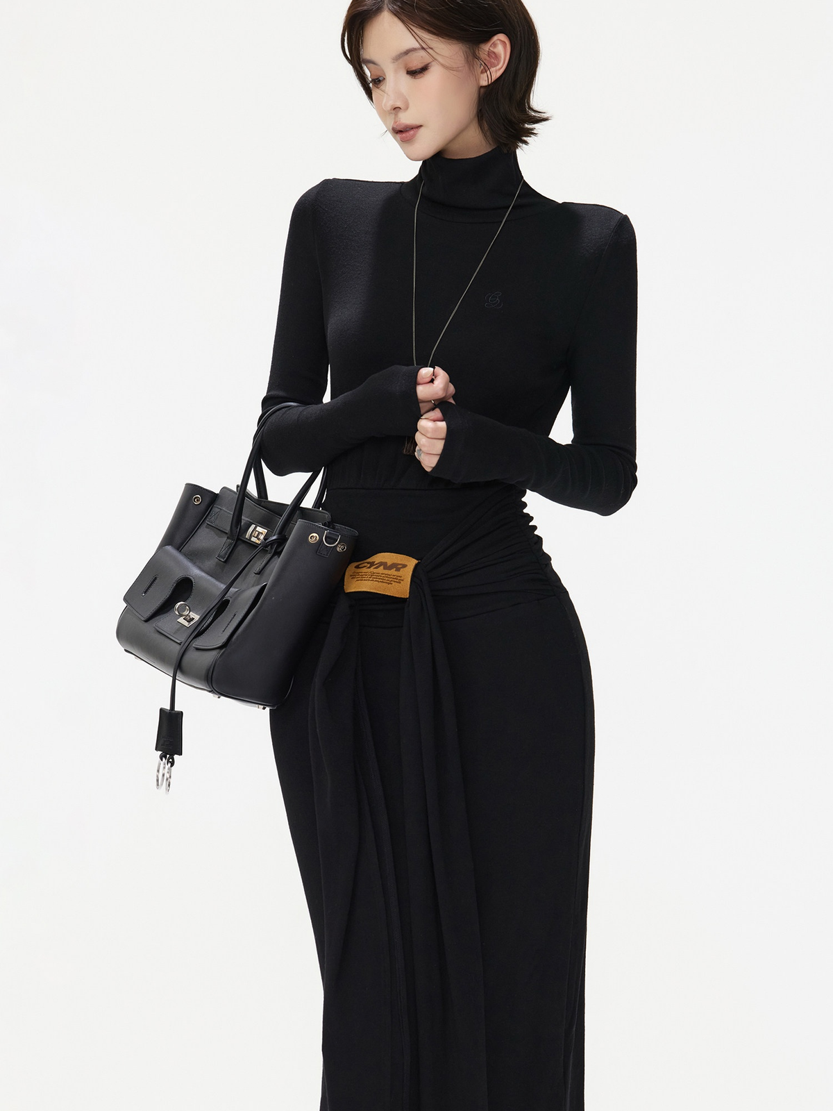 BLACK TURTLENECK DRAPED WAIST KNIT MAXI DRESS ブラック 着用イメージ 3