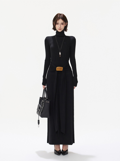 BLACK TURTLENECK DRAPED WAIST KNIT MAXI DRESS ブラック 着用イメージ 6