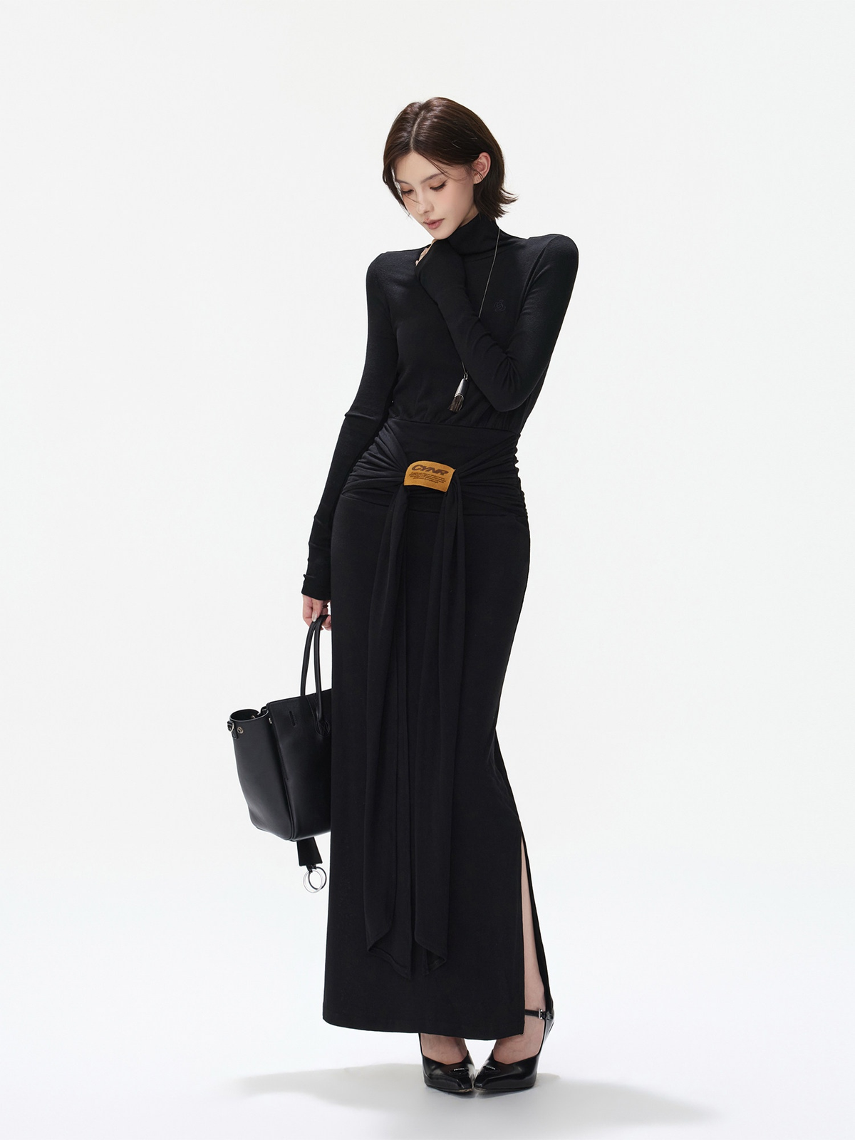 BLACK TURTLENECK DRAPED WAIST KNIT MAXI DRESS ブラック 着用イメージ 4