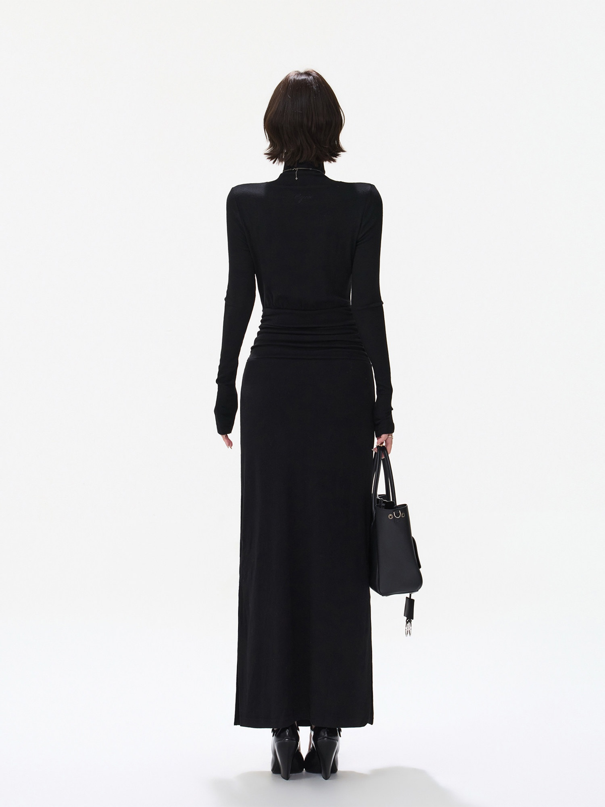 BLACK TURTLENECK DRAPED WAIST KNIT MAXI DRESS ブラック 着用イメージ 9